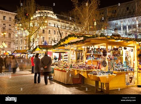 Christmas Market, Vorosmarty Square (Vorosmarty Ter), Budapest, Hungary, Europe Stock Photo - Alamy