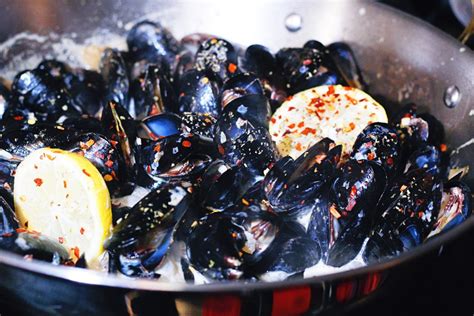 Recipe: Lemon Garlic Butter Mussels — The Buppie Foodie