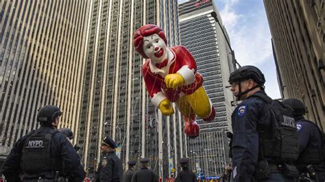 Thousands line streets of New York for Macy's Thanksgiving Day Parade ...