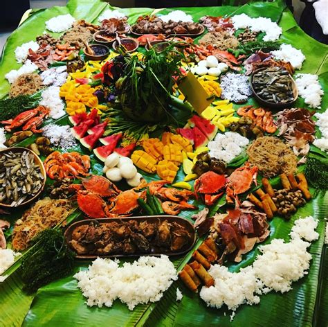 [Homemade] Filipino Boodle Fight featuring lechon, adobo, crabs, lumpia, shrimp, pancit, and ...