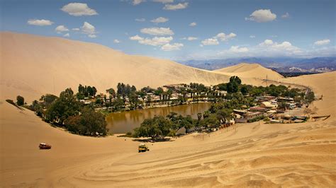 Huacachina Oasis built around small natural lake in desert, Peru | Windows Spotlight Images