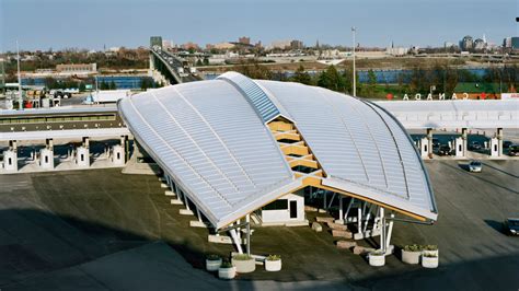 Canadian Plaza at the Peace Bridge Border Crossing - NORR ...