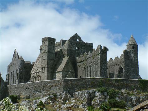 File:Cashel rock.jpg - Wikimedia Commons