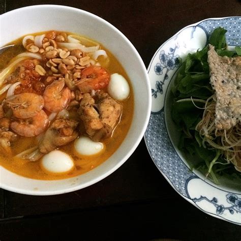 Vietnamese mi quang with chicken, shrimps, and quail eggs : r ...