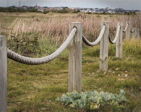 20 Simple Farmhouse Garden Fences for Winter to Spring - decoarchi.com | Rope fence, Garden ...