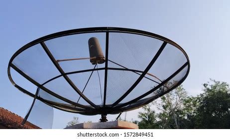 Broken Old Dish Antenna Parabolic Antenna Stock Photo 1572849451 ...