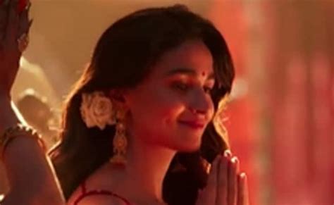 Alia Bhatt birthday gift: First look as Isha from Brahmastra - Bharat Times