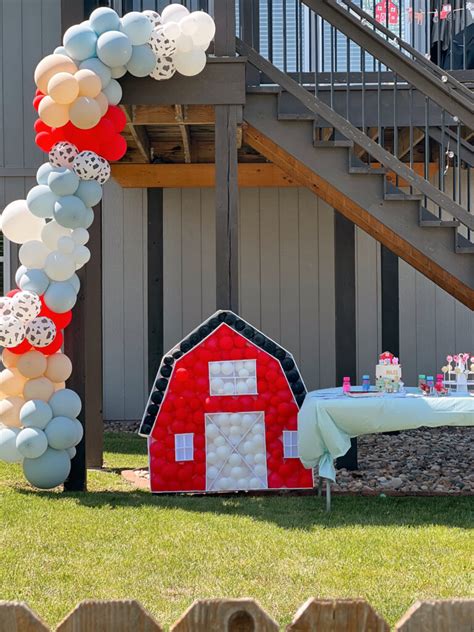 Our Going 'Two' the Farm Themed Birthday Party - traditionallycozy.com