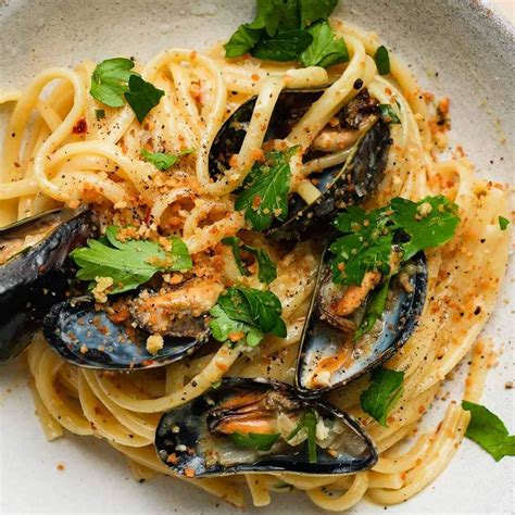 Pasta with White Wine and Mussels | Lindsey Eats