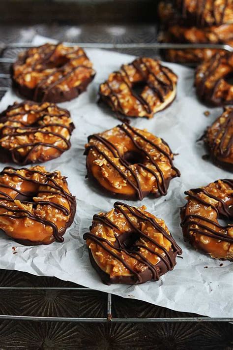 Homemade Samoas (aka: the caramel + coconut girl scout cookies) | Creme De La Crumb