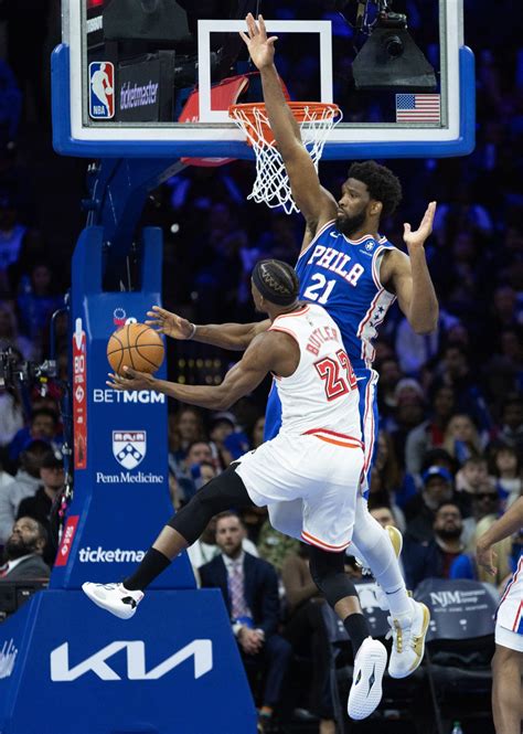 Jimmy Butler makes driving reverse lay-up over Joel Embiid to snap Miami Heat's losing streak