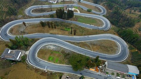 Zigzag road in central China grabs attention - CGTN