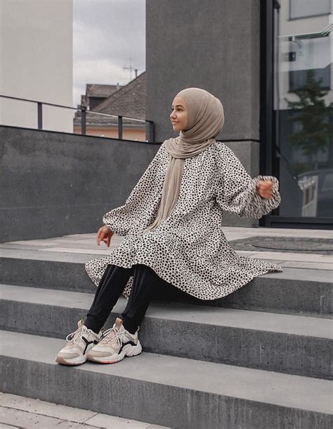 Casual And Comfy College Outfit Ideas With Hijab - Zahrah Rose