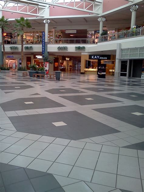 Regaling Retail: An Empty Mall