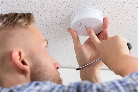 5 Signs That it's Time To Replace a Smoke Detector