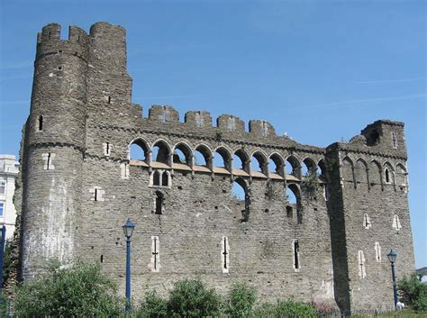 SWANSEA CASTLE, CYMRU (Wales). Found right in the city centre is a large section of castle ...