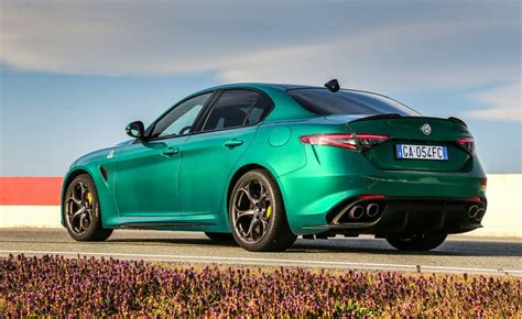 Alfa Romeo Giulia and Stelvio QF Look Smashing in New Green Color