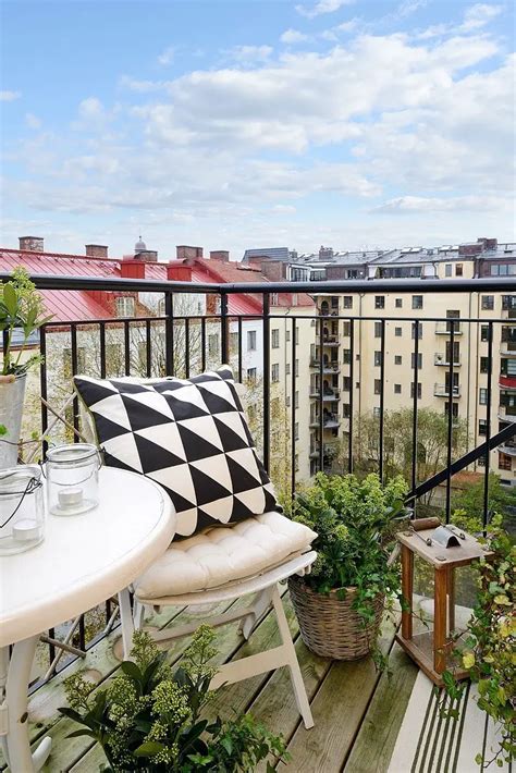 10 Utilize Your Apartment Balcony to be Your Lounge Spot with these ...