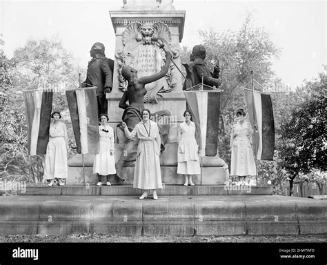 Suffragettes Demonstrating at Lafayette Statue, Washington DC, USA ...