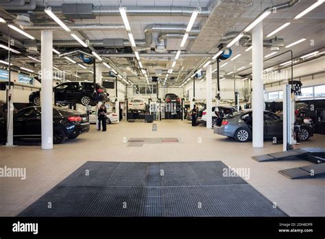 Interior of auto repair shop Stock Photo - Alamy