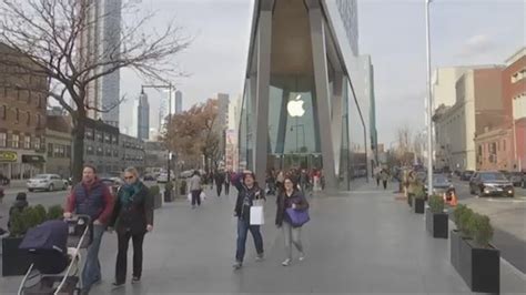 Apple Store opens in Downtown Brooklyn, signs of boom in area