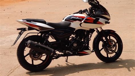 Bajaj Pulsar 220F To Get New Colours Soon – Moon White & Matte Black