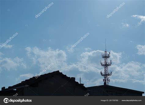 Telecommunication Tower Broadcast Antenna — Stock Photo © Imaginechina-Tuchong #281705760