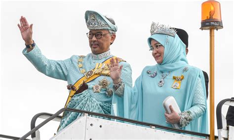 Malaysia enthrones new king after historic abdication - World - DAWN.COM