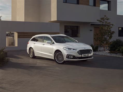 Ford Mondeo Estate Hybrid Review 2025 | Drive, Specs & Pricing | Carwow