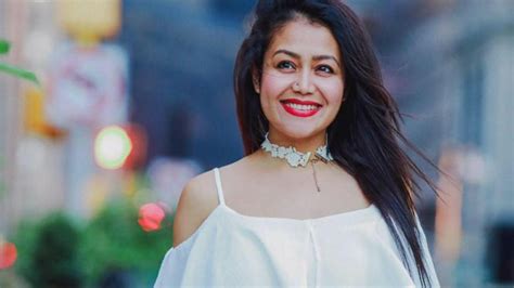 Neha Kakkar breaks the internet with her hot moves on Aankh Marey. Watch video - Movies News