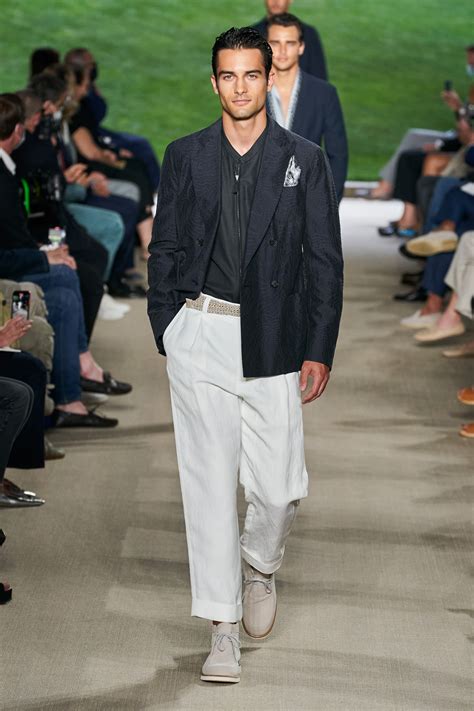 Giorgio Armani Spring 2022 Menswear Fashion Show | Vogue