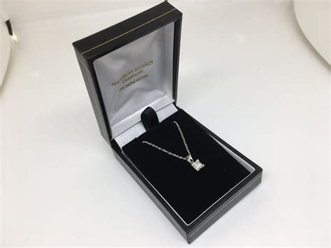 18 carat white gold diamond pendant and chain - Aylesbury Bullion