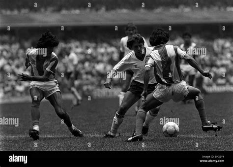 World cup 1986 england paraguay Black and White Stock Photos & Images ...