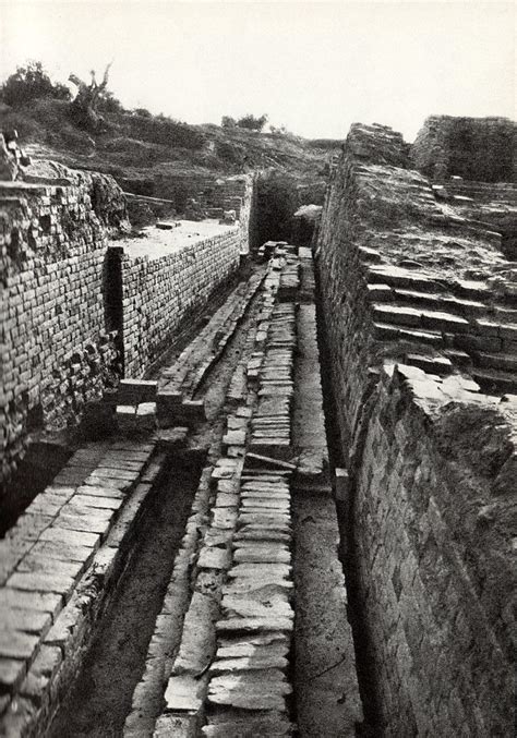 Mohenjo-daro Street with Drains | Harappa