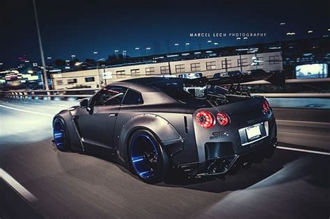 Sleek Liberty Walk R35 GTR