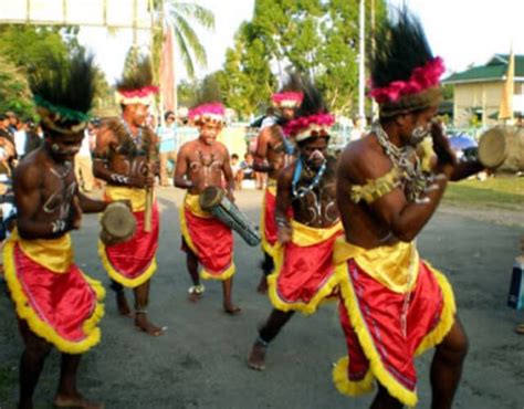 6 Tarian Papua Barat Lengkap Gambar dan Penjelasannya