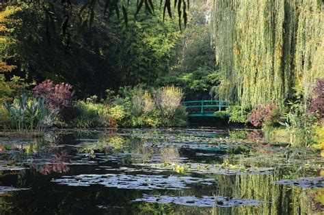 Inspired by the fleeting color effects of light and atmosphere, Claude Monet preferred to work ...