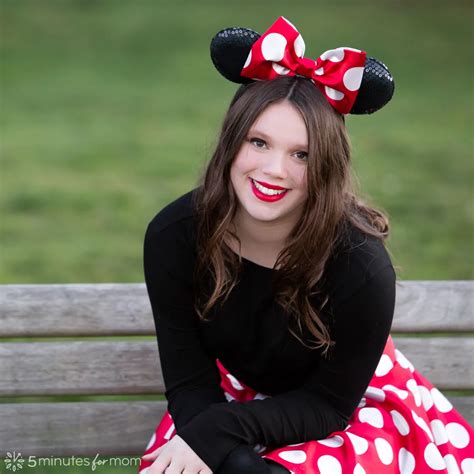 DIY Minnie Mouse Costume - How To Make A Minnie Mouse Skirt And Bow - 5 Minutes for Mom