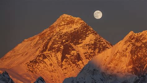 Despite Disasters, Trekkers Still Scaling Mount Everest | Financial Tribune