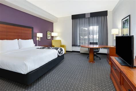 La Quinta Inn & Suites by Wyndham Dallas North Central | Dallas, TX Hotels