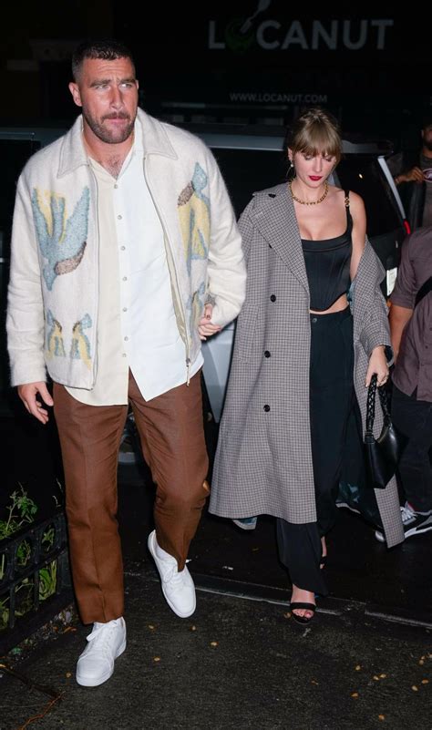 Taylor Swift wraps her hand in Travis Kelce's in NYC outing after 'SNL ...