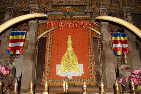 Sri Lanka - Temple of The Tooth Relic 05