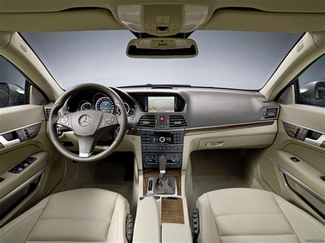 2010 Mercedes-Benz E-Class Coupe - Interior Dashboard View Photo | Caricos