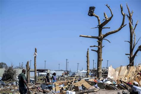 39 Surreal Photos Of Mississippi's Devastating Tornado