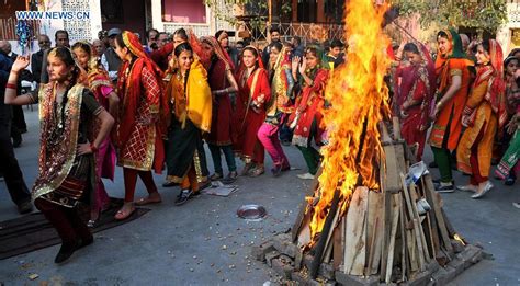 Lohri festival celebrated in Indian-controlled Kashmir - Xinhua | English.news.cn