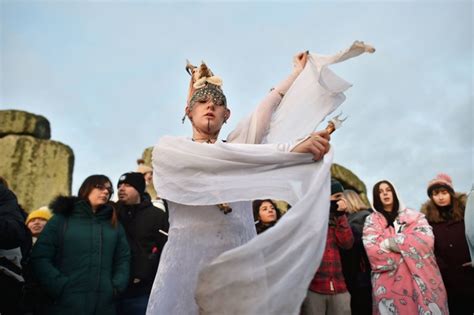 Winter solstice marked by thousands gathered at Stonehenge | Metro News