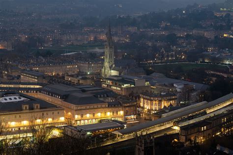 How to Photograph Low-Light Cityscapes: The Best Gear and Techniques | PetaPixel