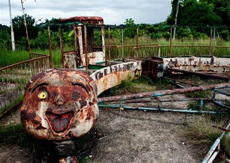 20 Abandoned Amusement Park Characters You'd Probably Rather Not Find
