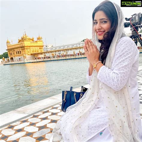 Shiny Dixit Instagram - Shukrana 😇😇 Faith ♥️♥️ Golden Temple, Amritsar - Gethu Cinema