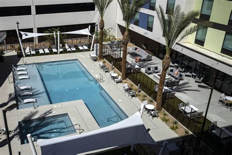 Las Vegas hotel opens near convention center amid zero conventioneers ...